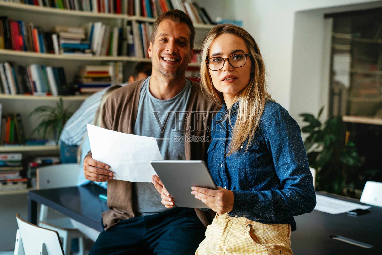 一群年轻的多种族同事在会议上讨论公司的财务文书工作照片摄影图片
