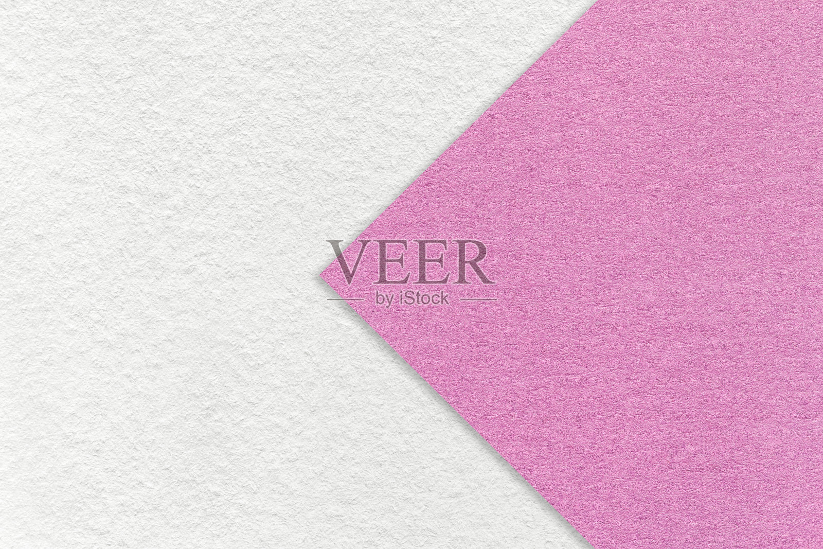 纹理为白纸底色,半带淡紫色和粉红色箭头,宏观。制作紫色纸板。照片摄影图片