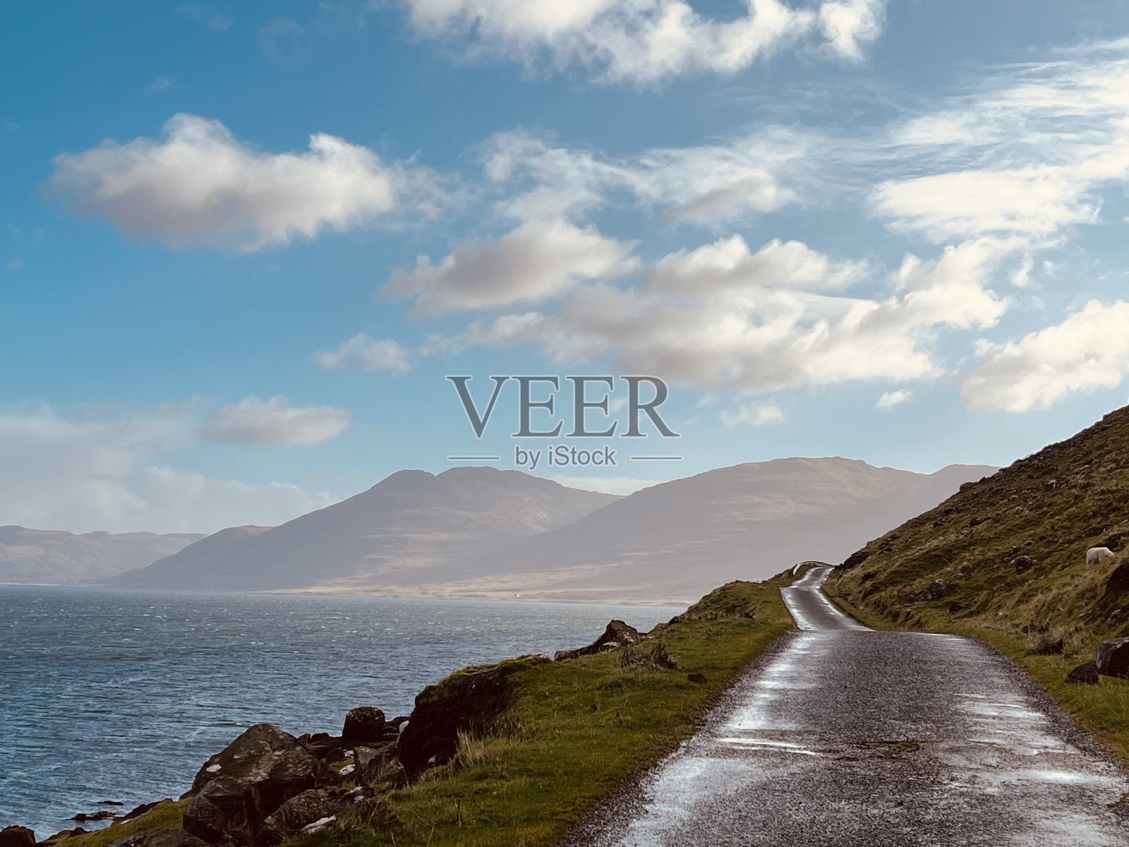 空旷的道路对着苏格兰的群山照片摄影图片