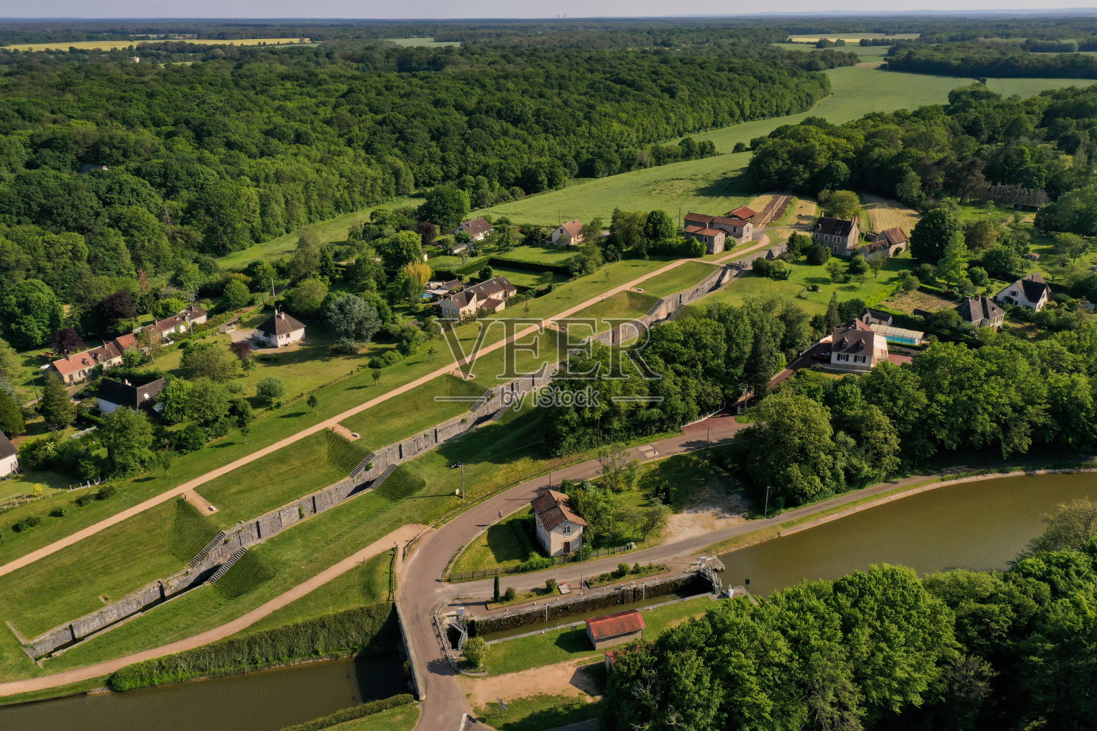 从空中俯瞰勃艮第的Rogny les Sept Ecluses照片摄影图片