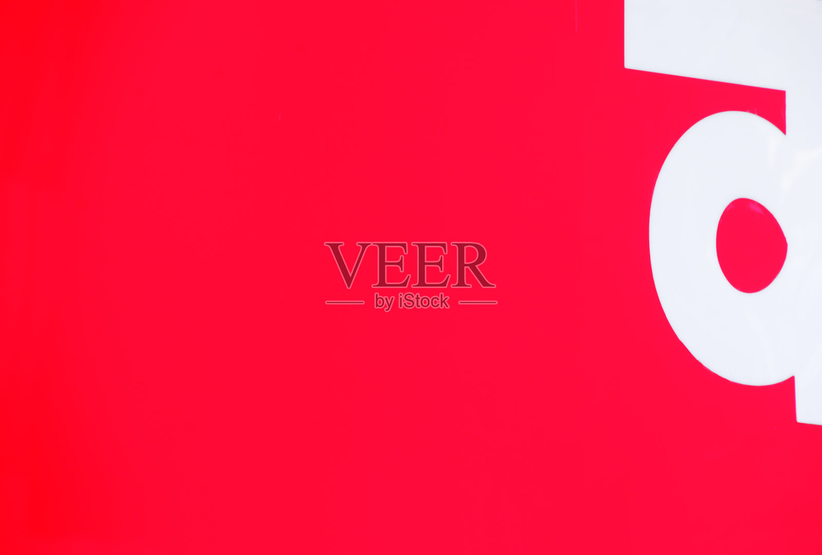 街角亮红色的囤积物的一部分特写,白色的字母形成了一个彩色的抽象。照片摄影图片