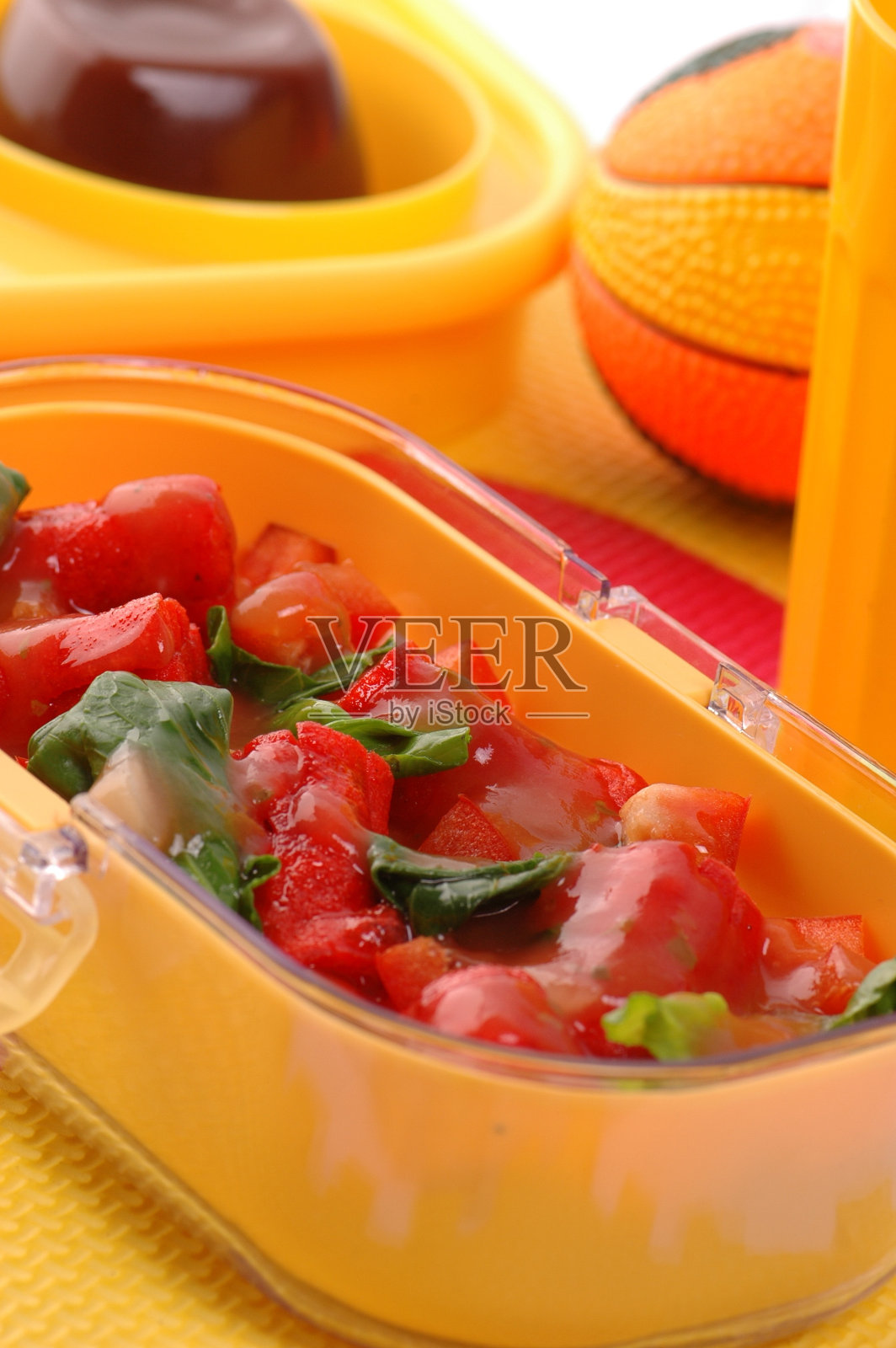 适合儿童和幼儿的健康食品,菜单上有水果泥、软蒸饭、蔬菜泥、谷物粥、汤和高蛋白的菜肴,如鸡、肉、鱼、蛋和牛奶照片摄影图片