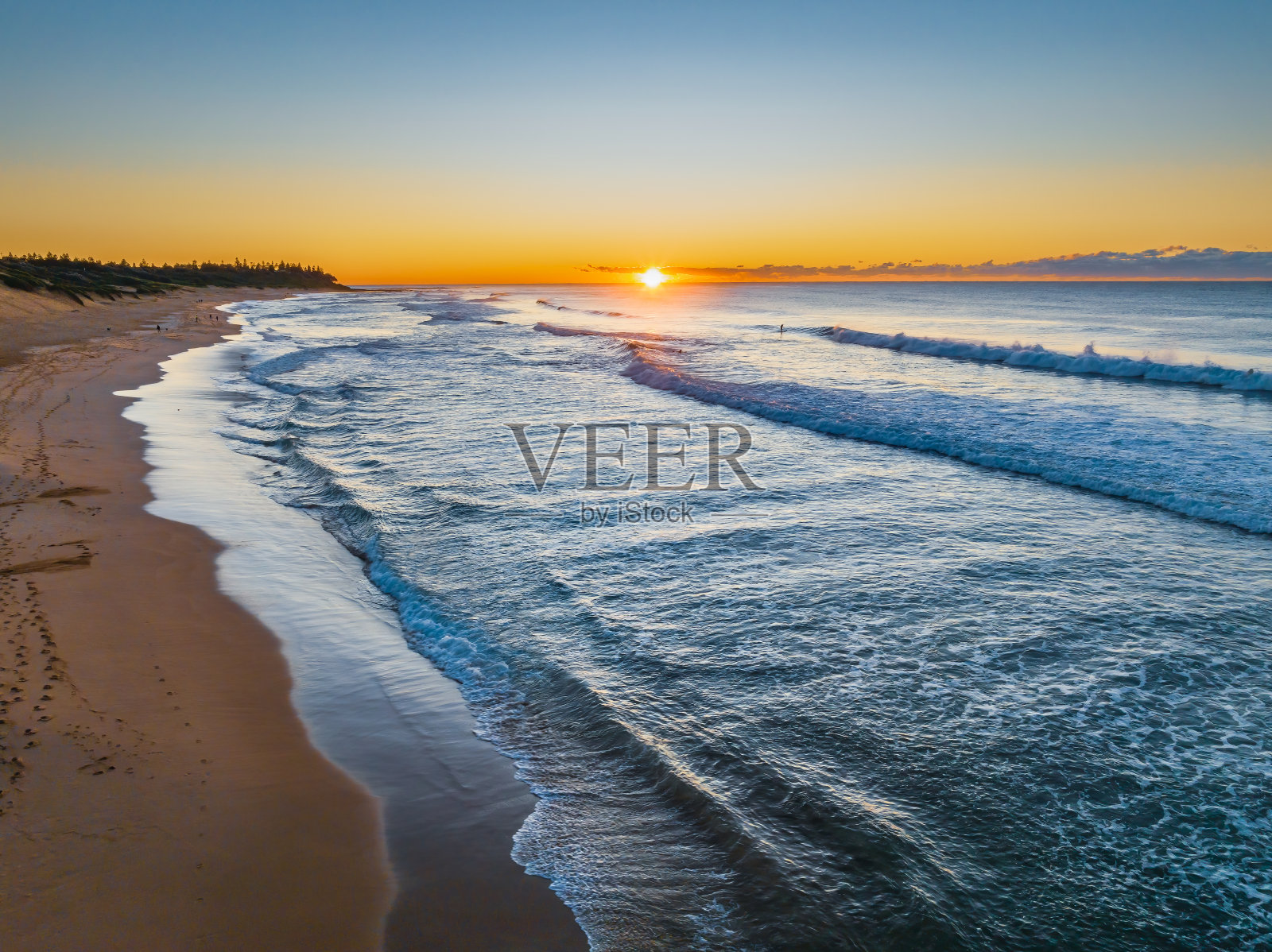 空中日出海景与晴朗的天空照片摄影图片