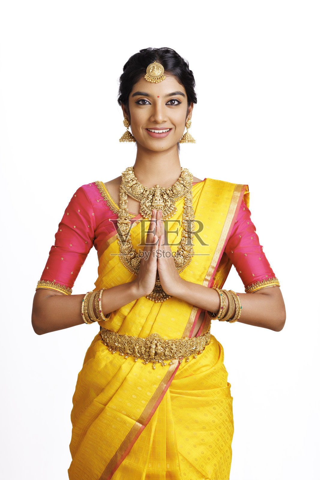 美丽的印度女人穿着传统服装,戴着珠宝。照片摄影图片