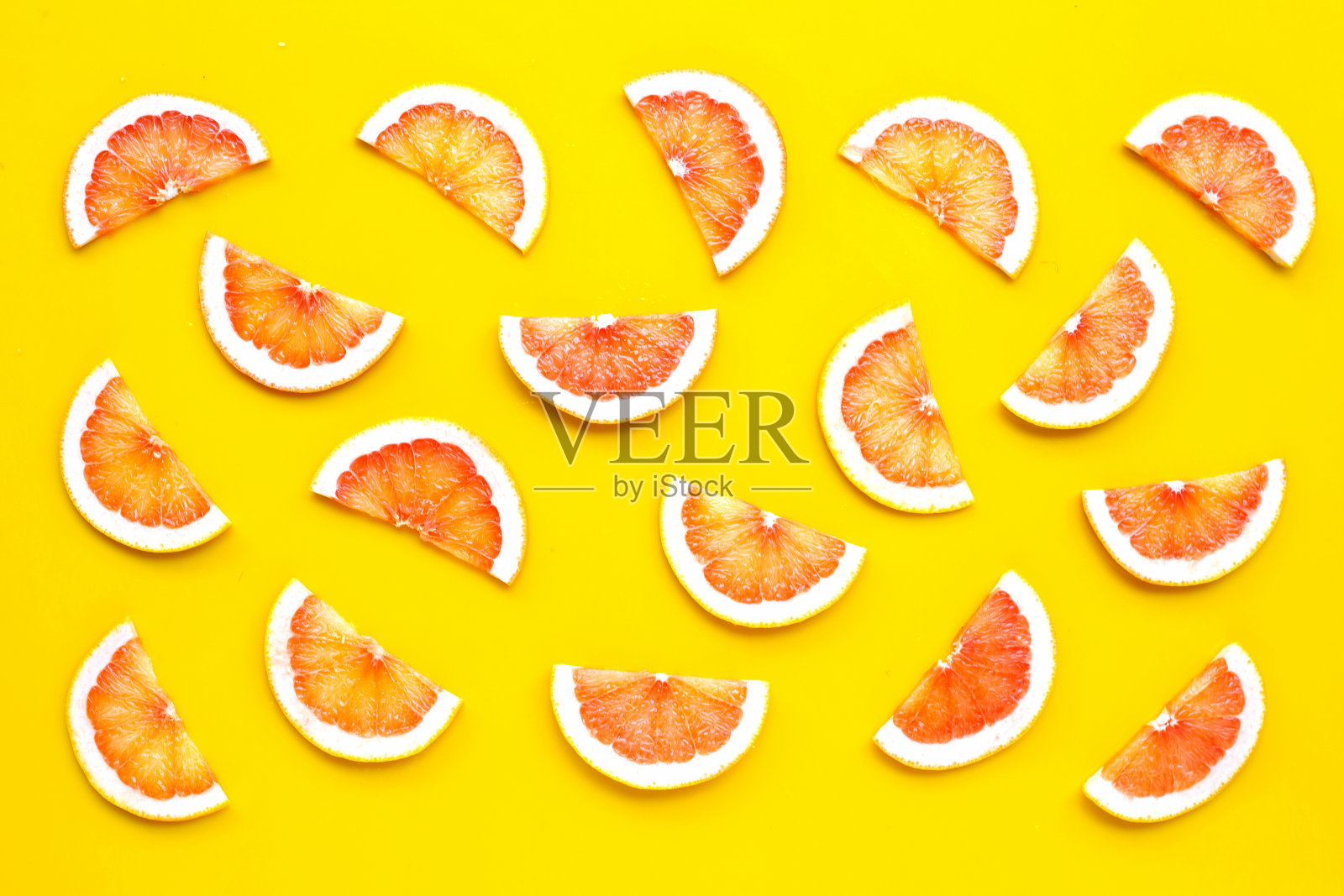 富含维生素c。多汁的葡萄柚片照片摄影图片