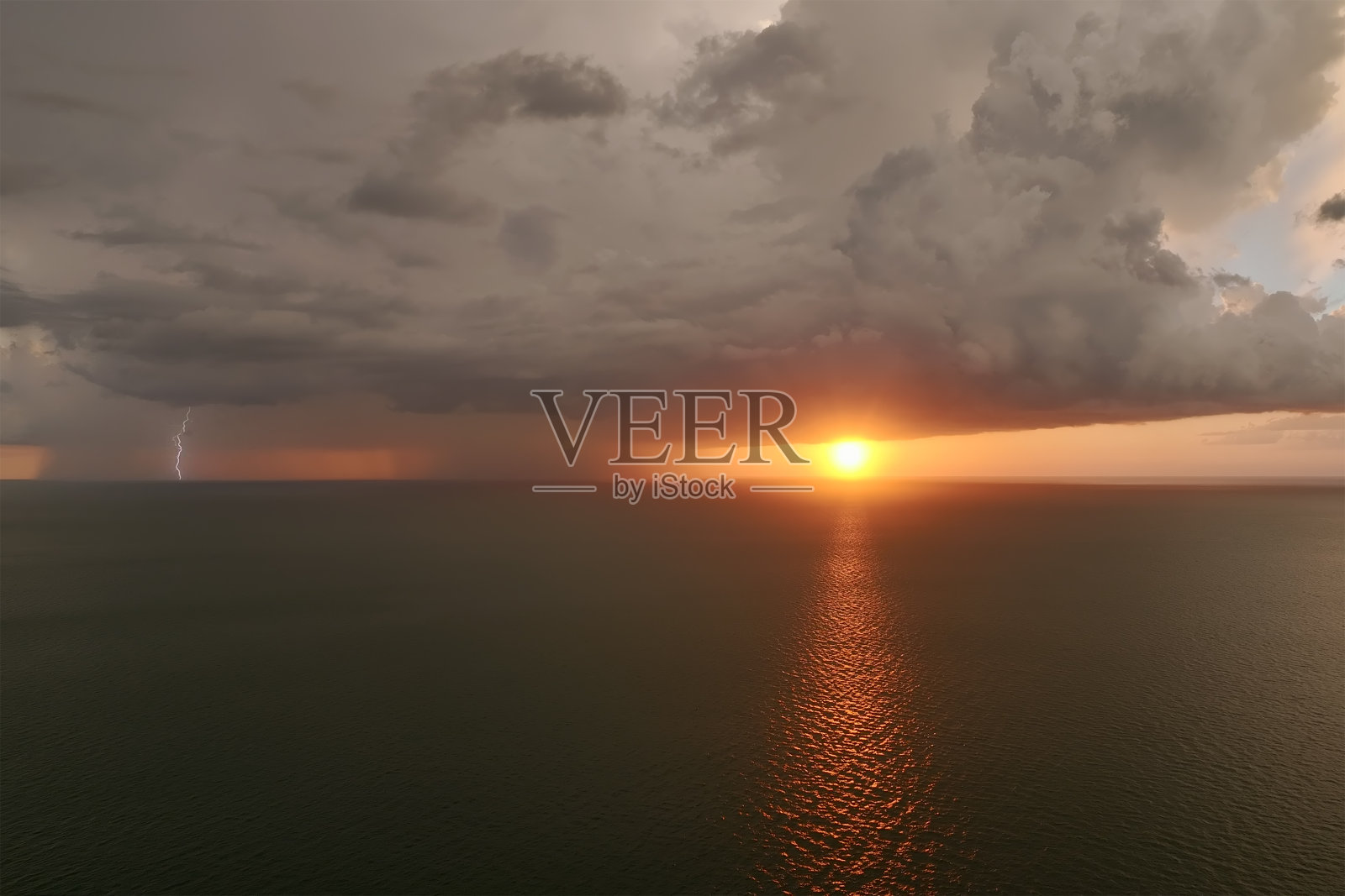 傍晚,暴雨季节海面上空乌云密布照片摄影图片