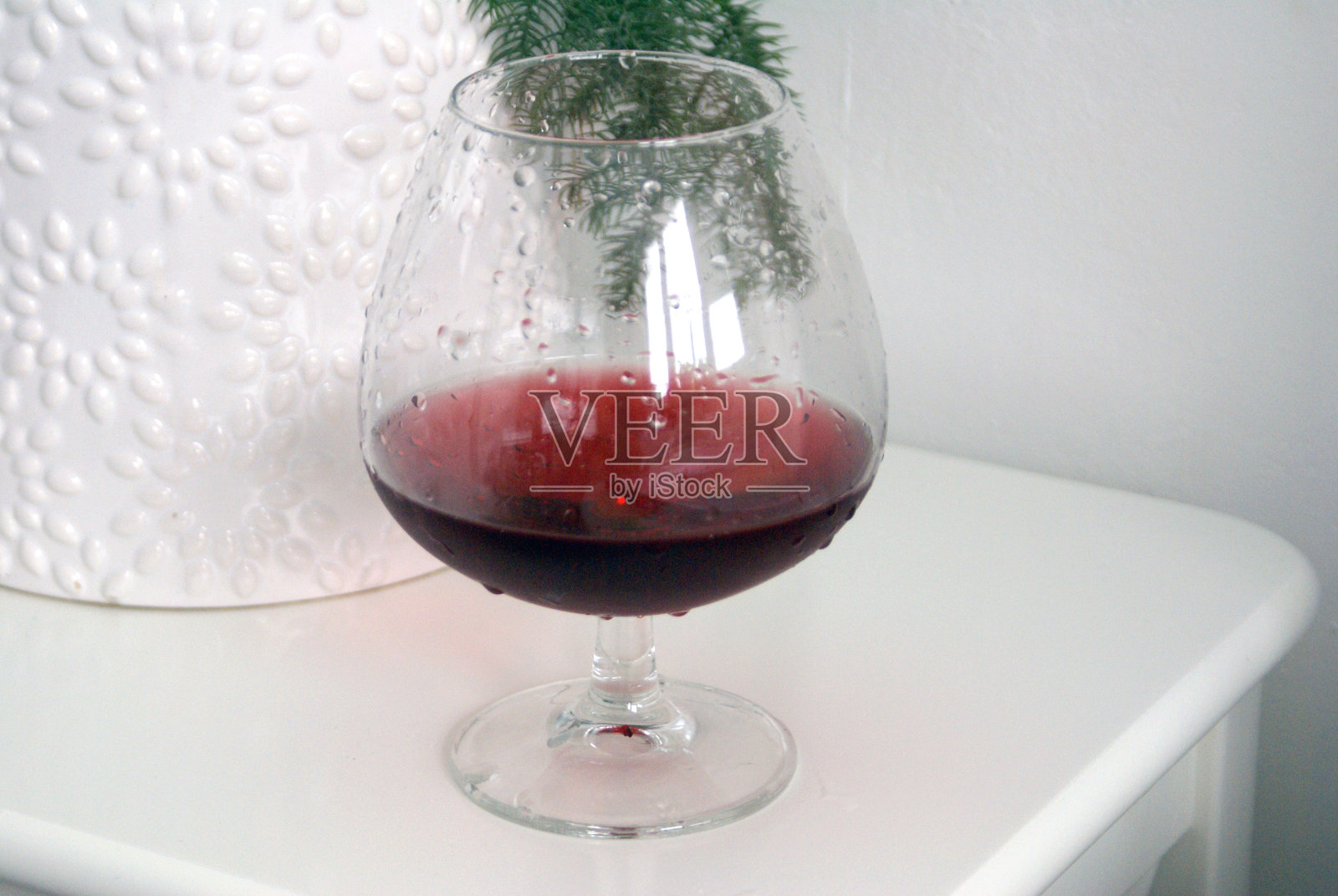 杯中的红酒照片摄影图片