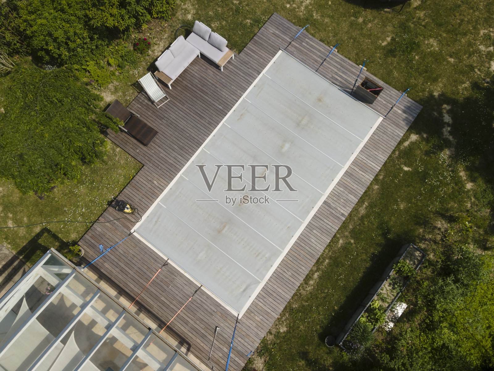 无人机拍摄的冬季后的游泳池,清理了飞机,游泳池,排掉了脏水,脏了游泳池之前的春天照片摄影图片