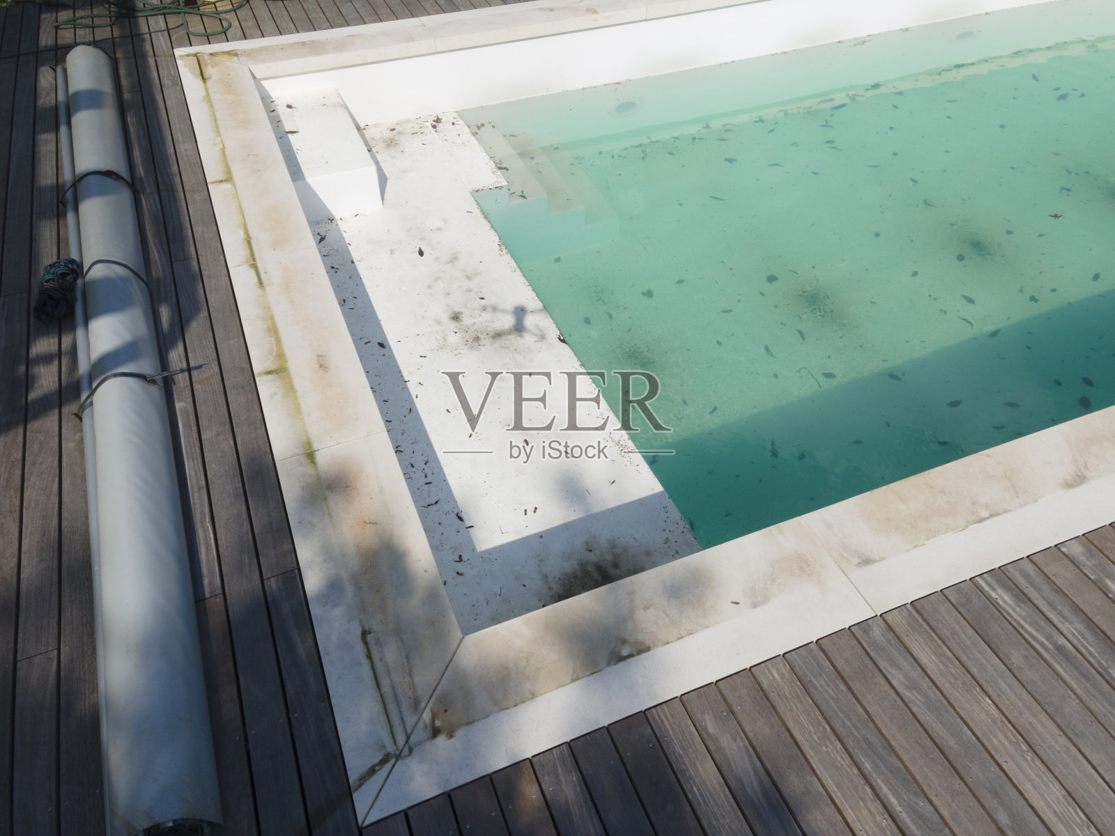 无人机拍摄的冬季后的游泳池,清理了飞机,游泳池,排掉了脏水,脏了游泳池之前的春天照片摄影图片