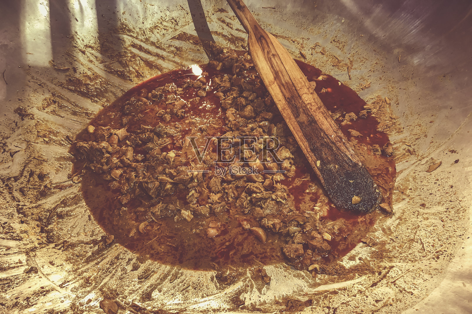 用大锅煮咖喱猪肉。照片摄影图片