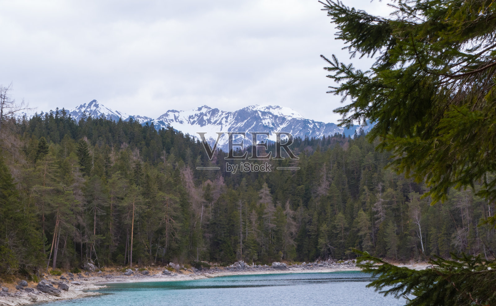 昂特湖和巴伐利亚阿尔卑斯峰的景色照片摄影图片