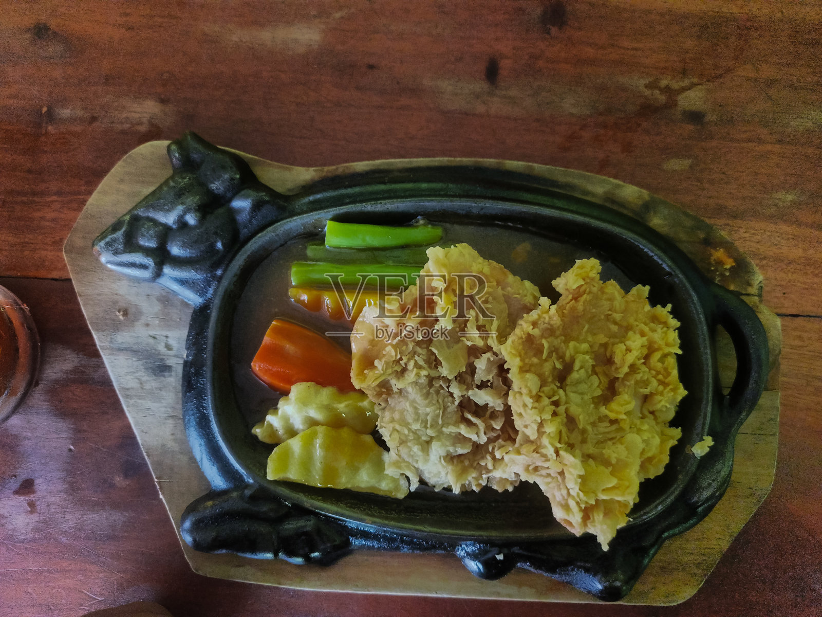 餐桌上的脆鸡排照片摄影图片