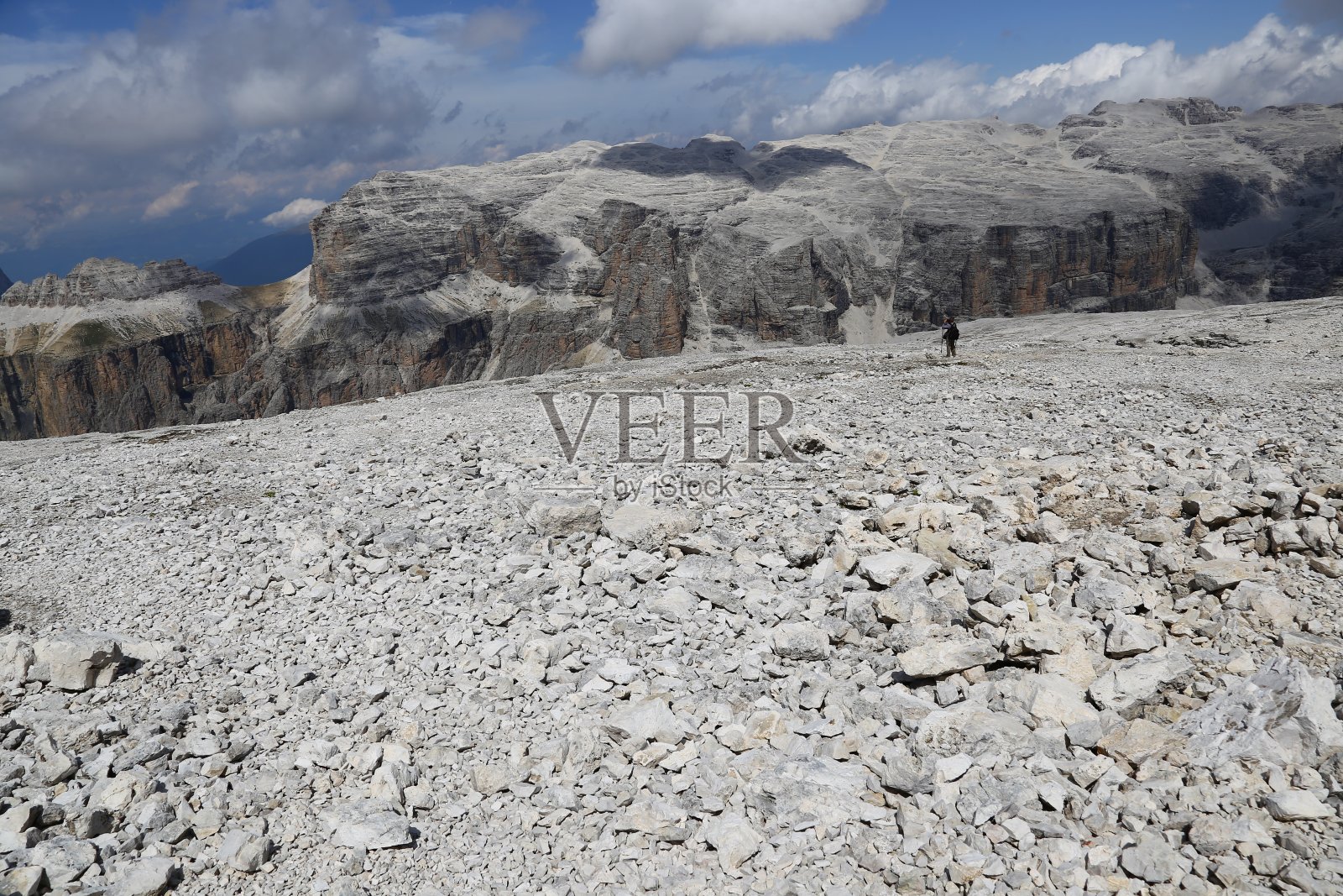 从白云岩的萨斯波尔多伊看到的月球景观照片摄影图片