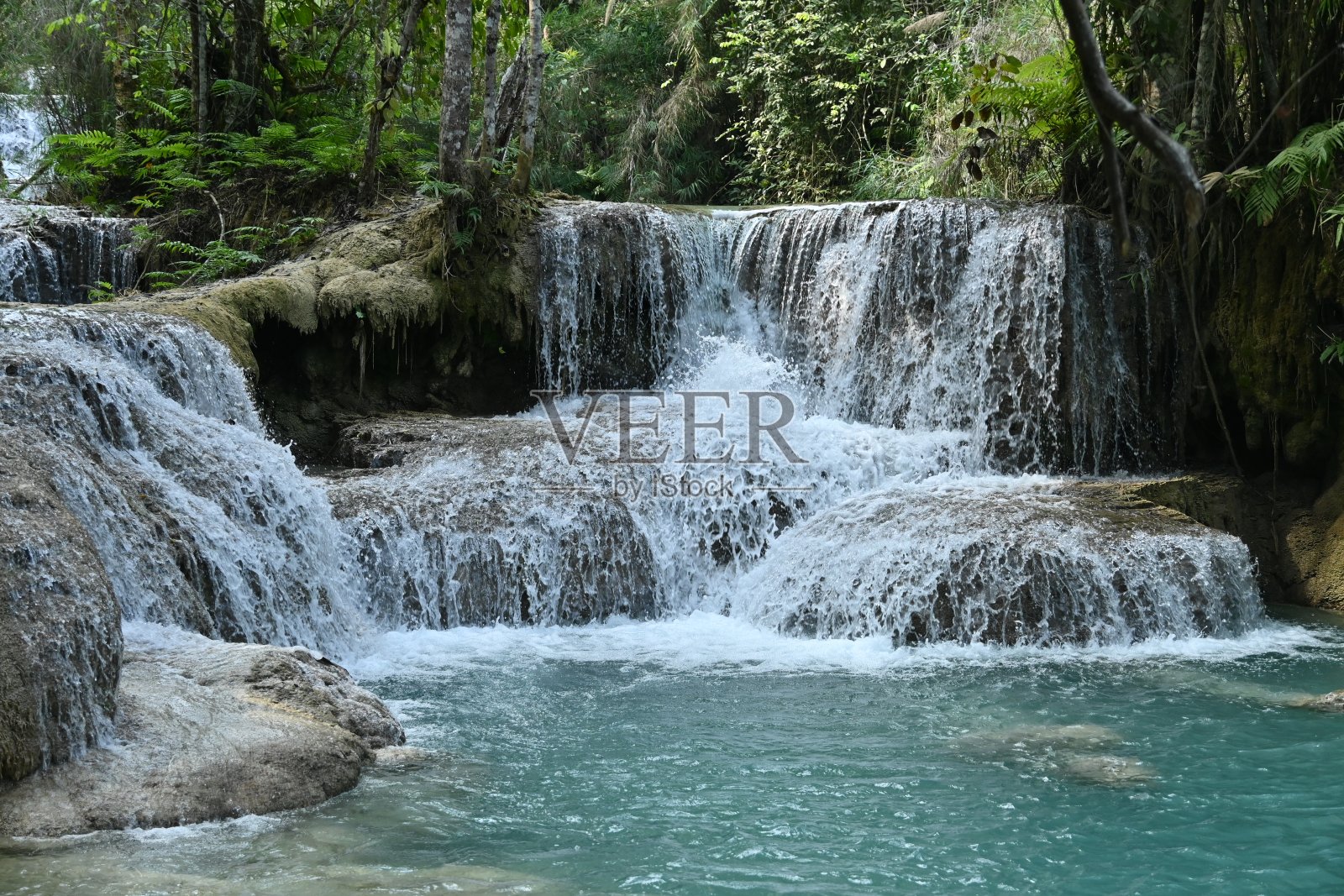Kuang Si瀑布,位于老挝琅勃拉邦南部约29公里处的三层瀑布照片摄影图片