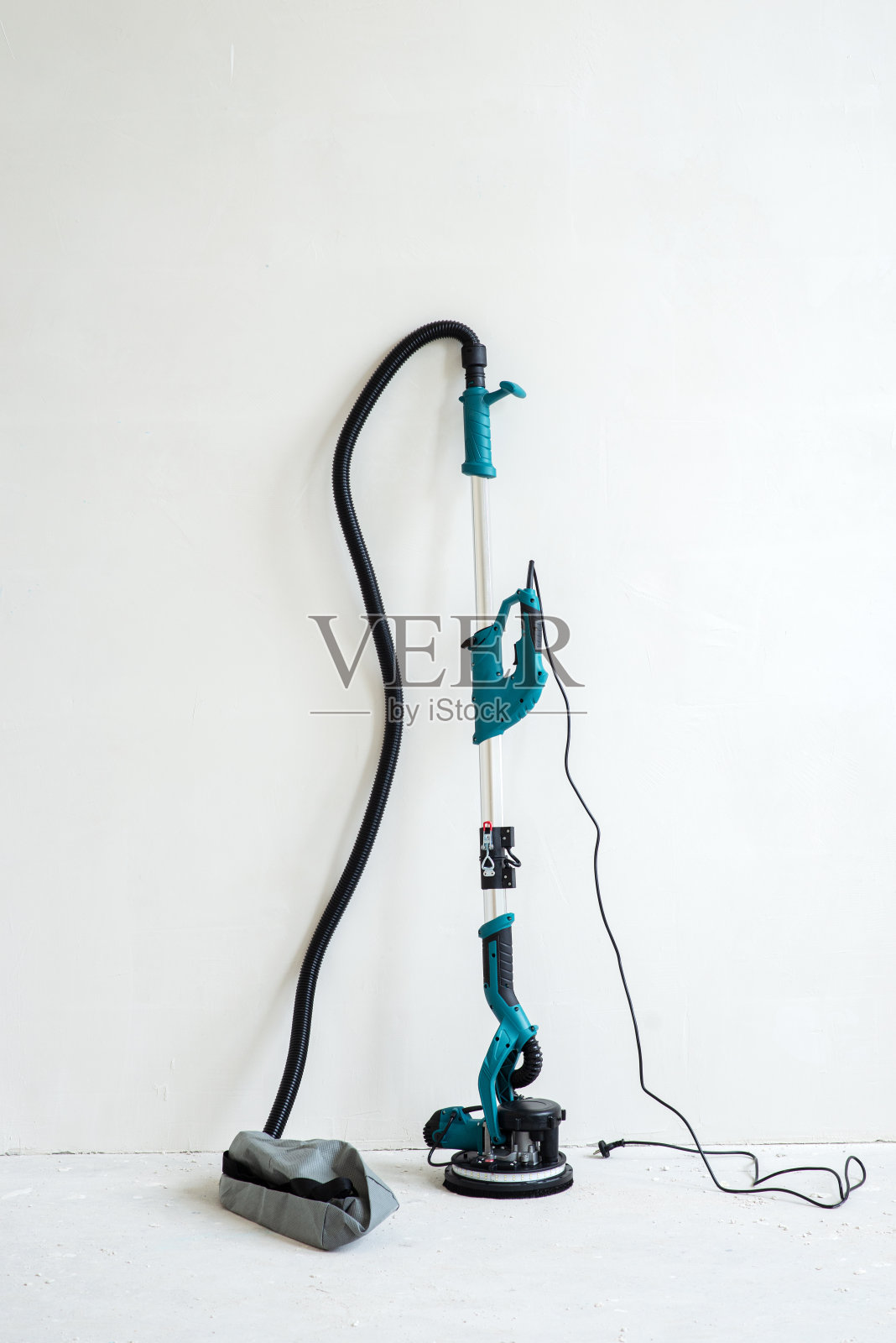 带伸缩柄的磨砂机。用来调平、打磨和抛光高墙和天花板的工具照片摄影图片