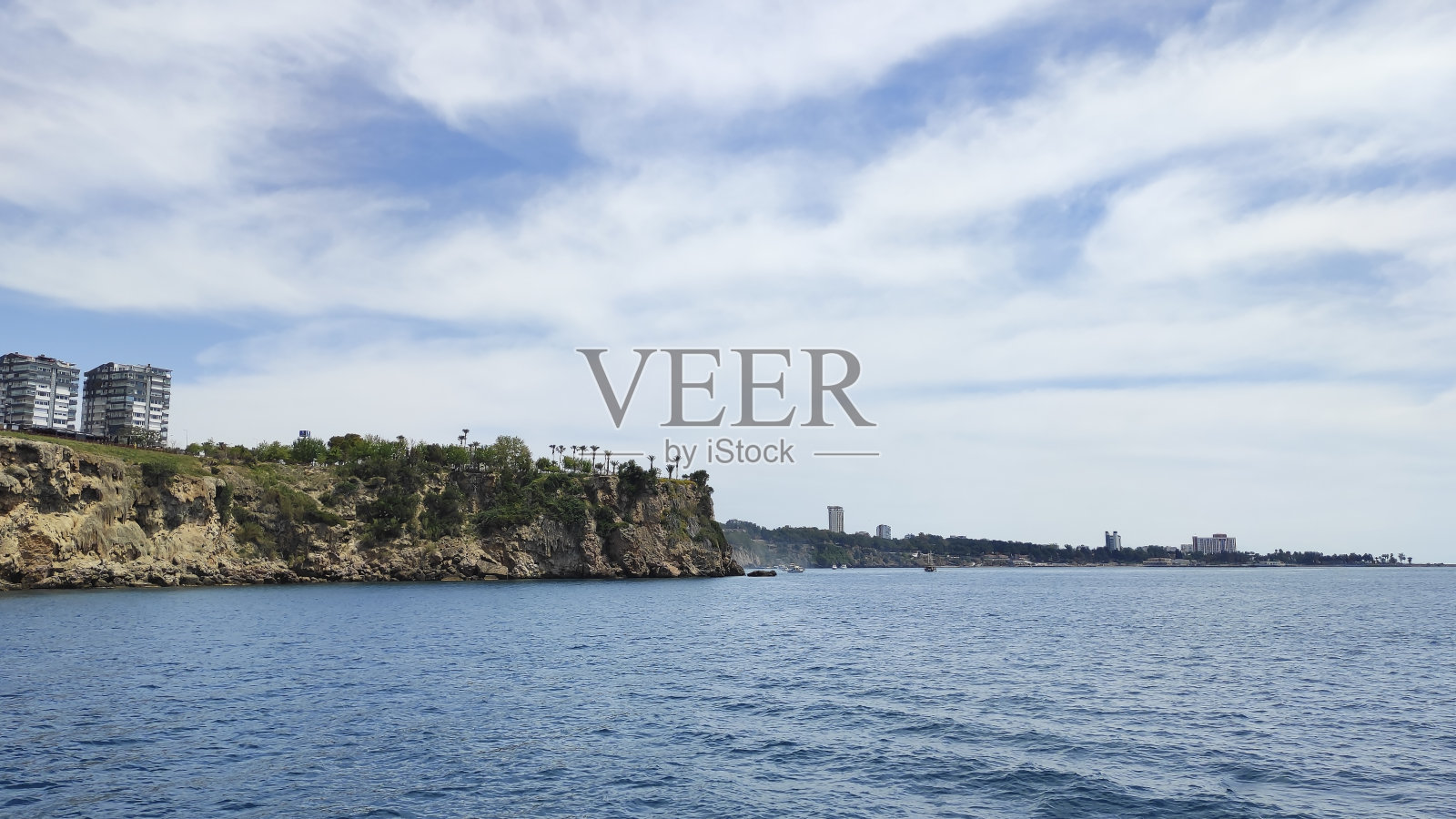 蓝色的地中海,蓝天白云,岩石海岸和悬崖照片摄影图片