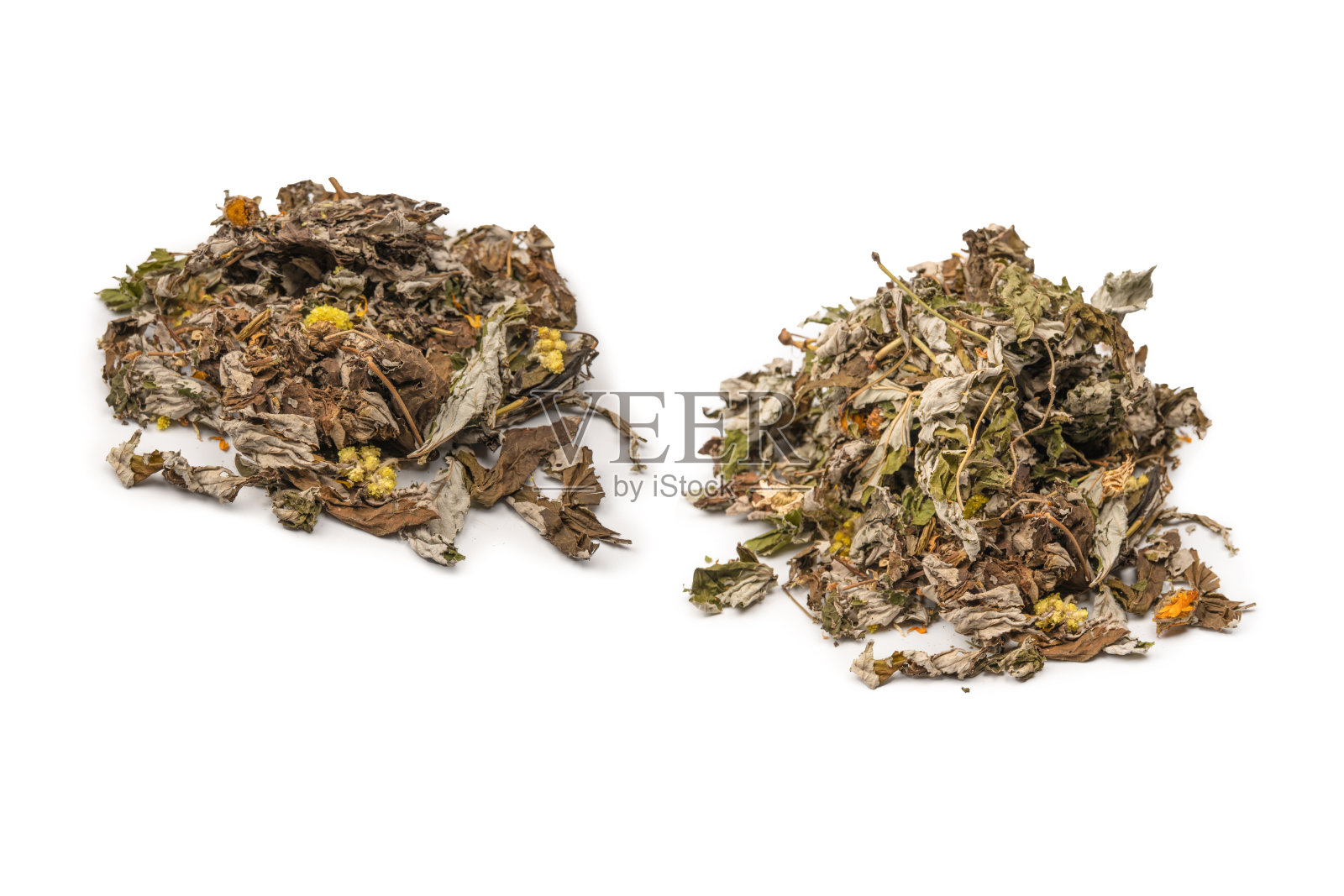 干茶叶和干果分离在白色背景上。照片摄影图片