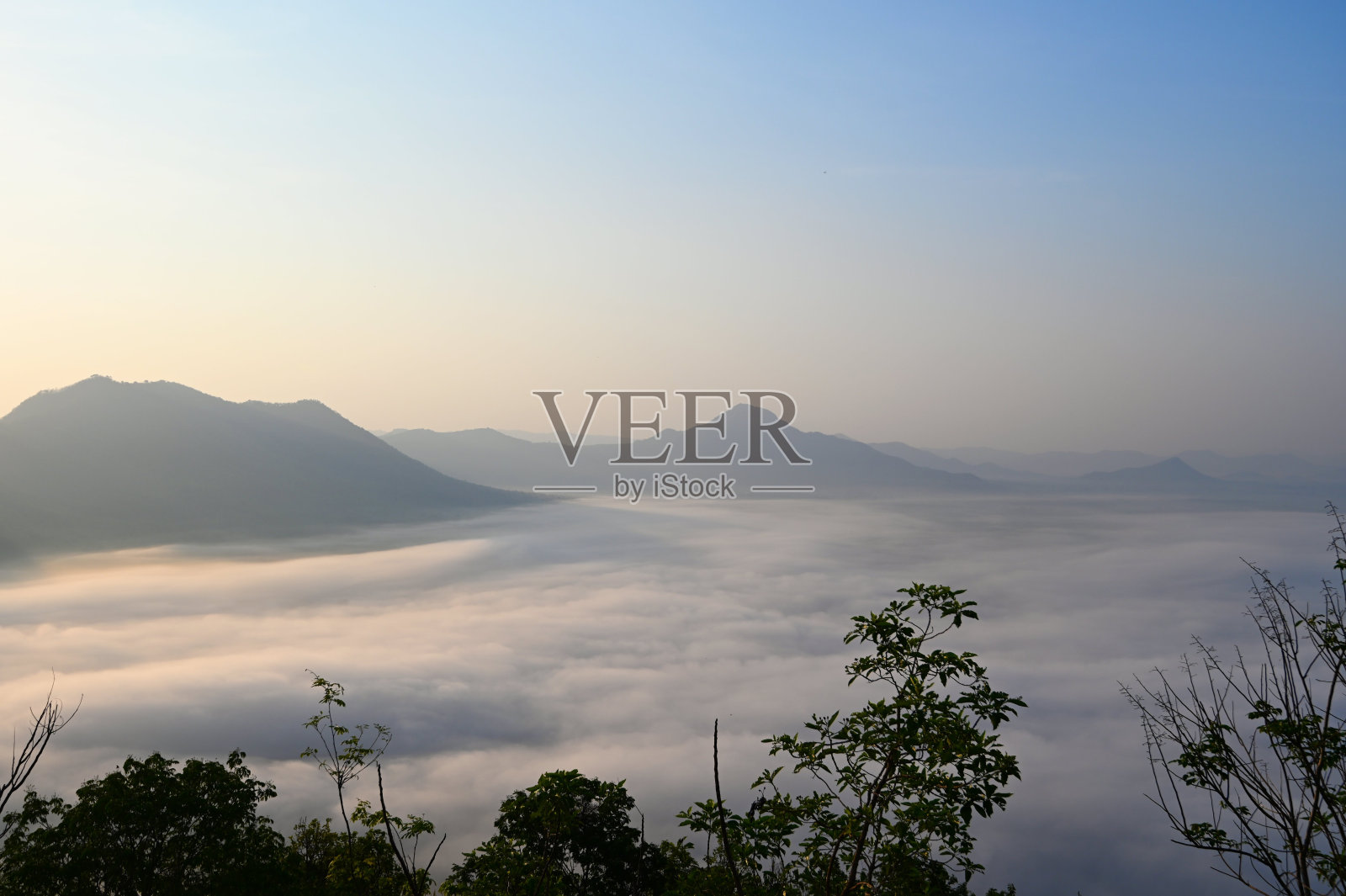 日出薄雾覆盖山的背景,冬季雾霭在美丽的薄雾,春天的山,山谷和山脉在薄雾的背景,景观森林在早晨美丽照片摄影图片