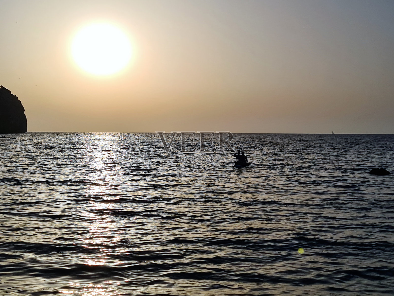 日落时人们在充气板上的剪影照片摄影图片