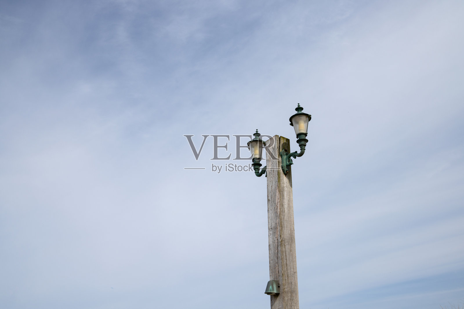 荷兰北海沿岸多云天空背景上的城市灯笼照片摄影图片