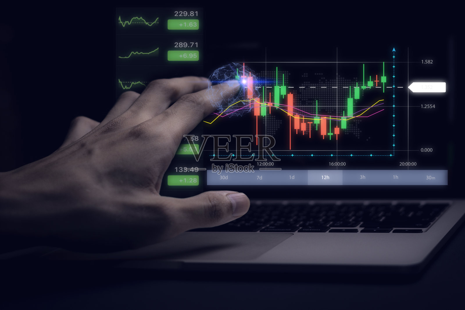 商人与商业分析和数据管理系统在计算机上工作,在线文件管理和指标连接到数据库。公司的财务、运营、销售战略。照片摄影图片