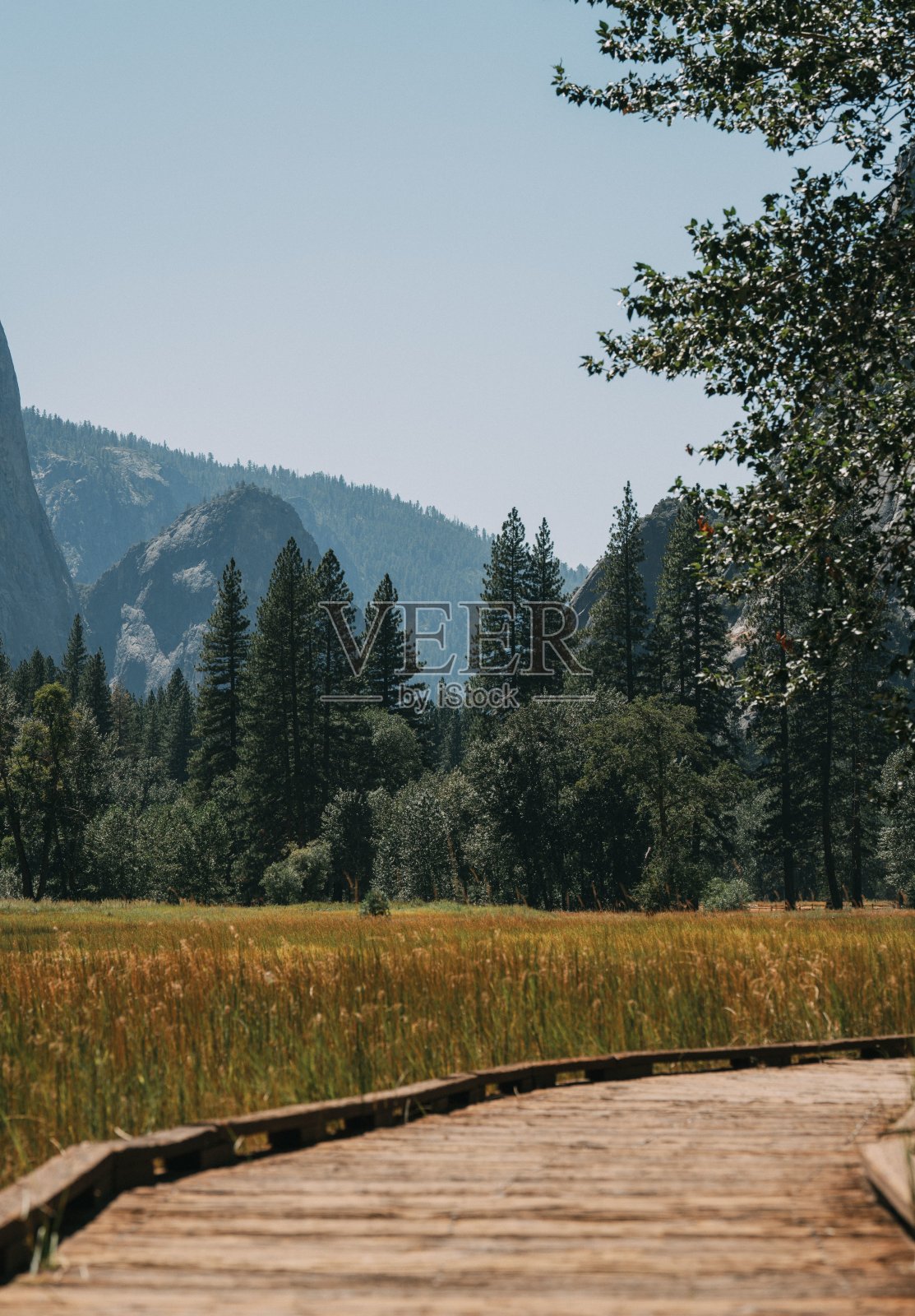 一条小路,后面有一座山,靠近一块田地照片摄影图片