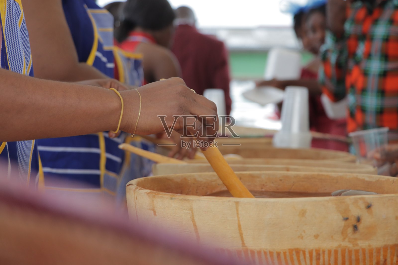 当地的非洲/加纳饮料从葫芦提供给非洲穿着的观众照片摄影图片