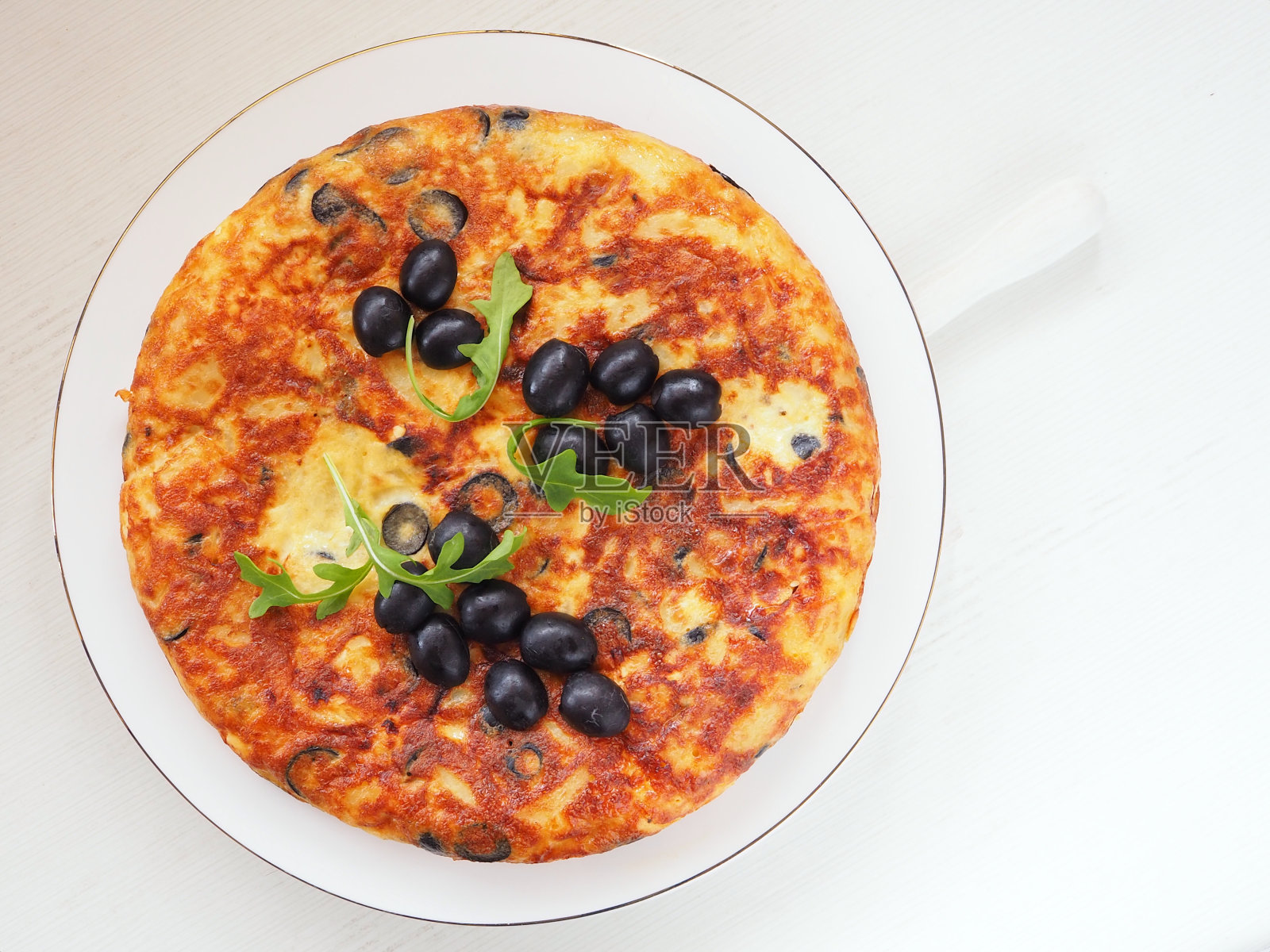 白底黑橄榄的圆土豆玉米饼照片摄影图片