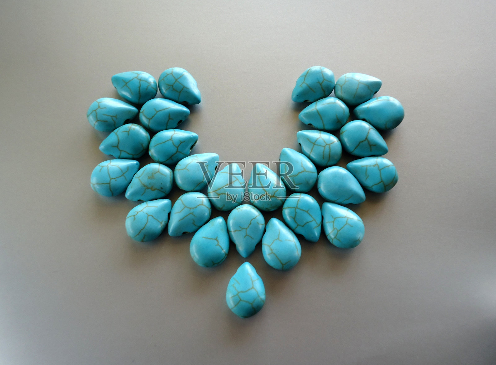 绿松石滴珠在垂饰组成背景图像照片摄影图片