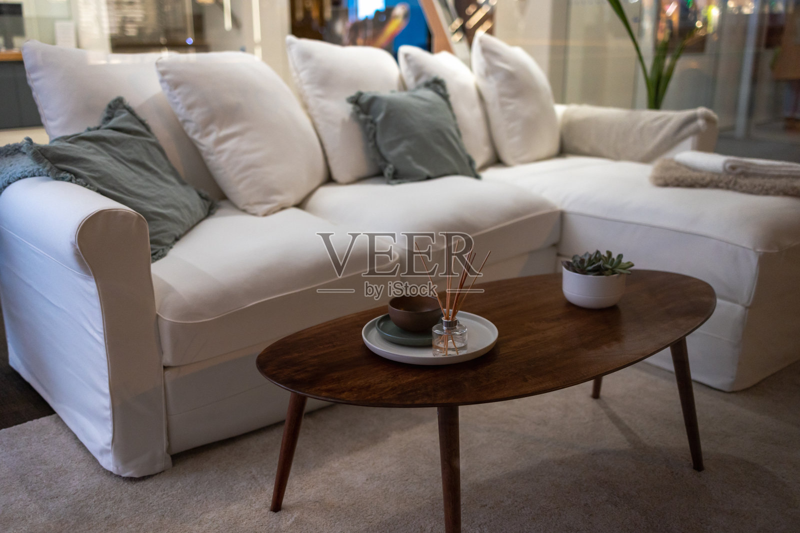 公寓内部的现代设计,一张沙发和一张桌子,一个全家人放松的地方,色彩鲜艳。照片摄影图片