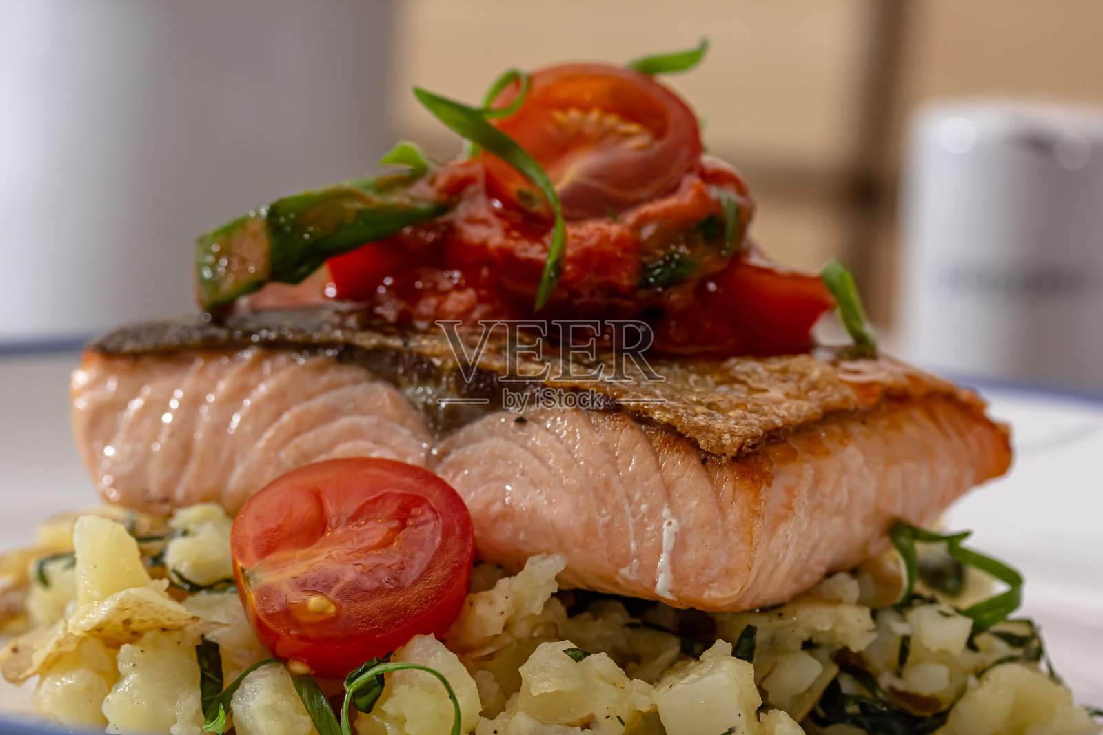 烤三文鱼片,炸土豆和新鲜蔬菜沙拉照片摄影图片