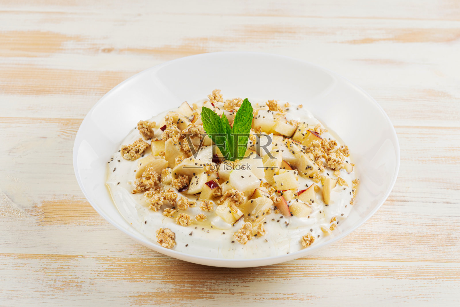 Î早餐餐盘,有酸奶、水果和麦片。健康食品理念。照片摄影图片