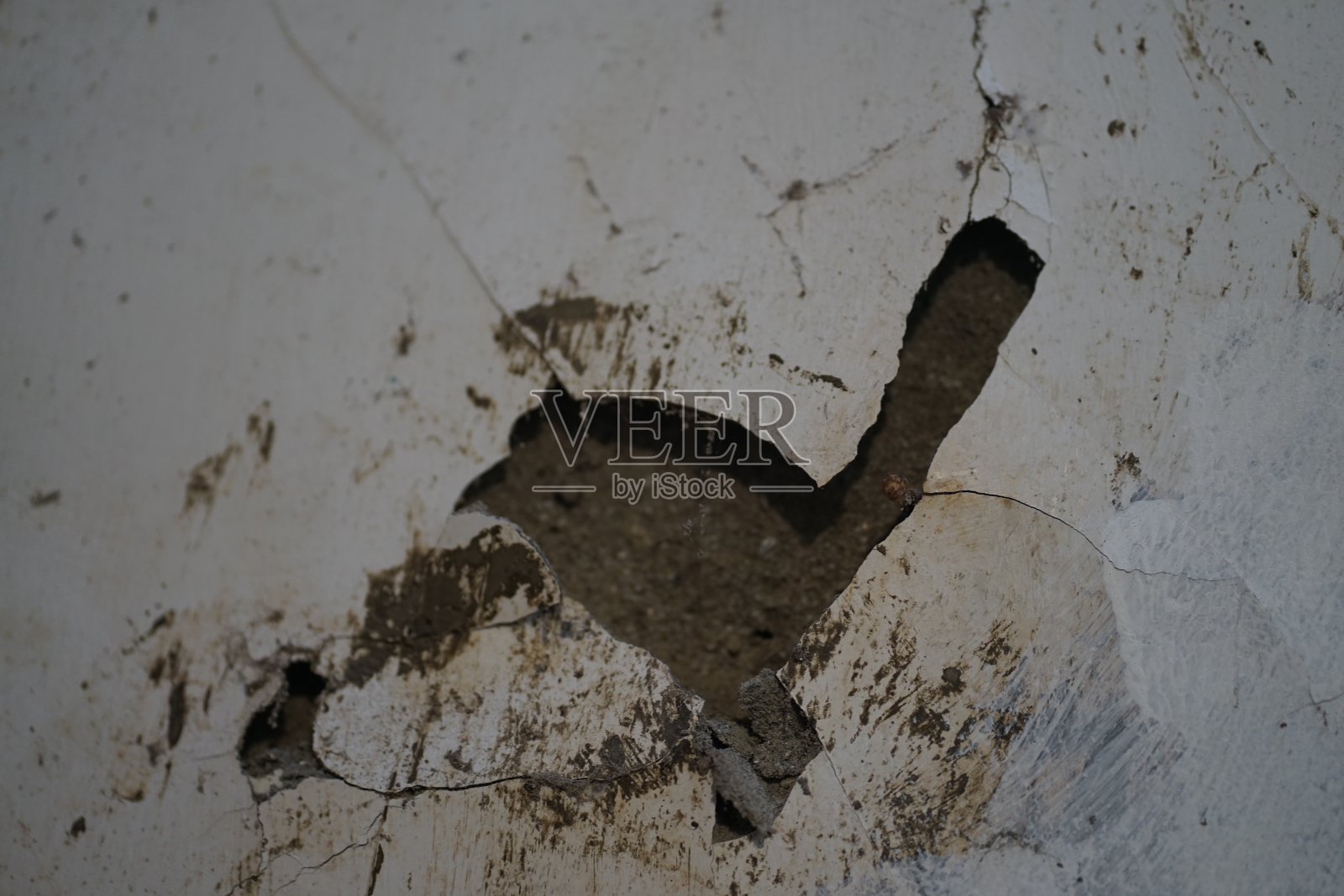 墙倒了,鼓了起来,破了照片摄影图片