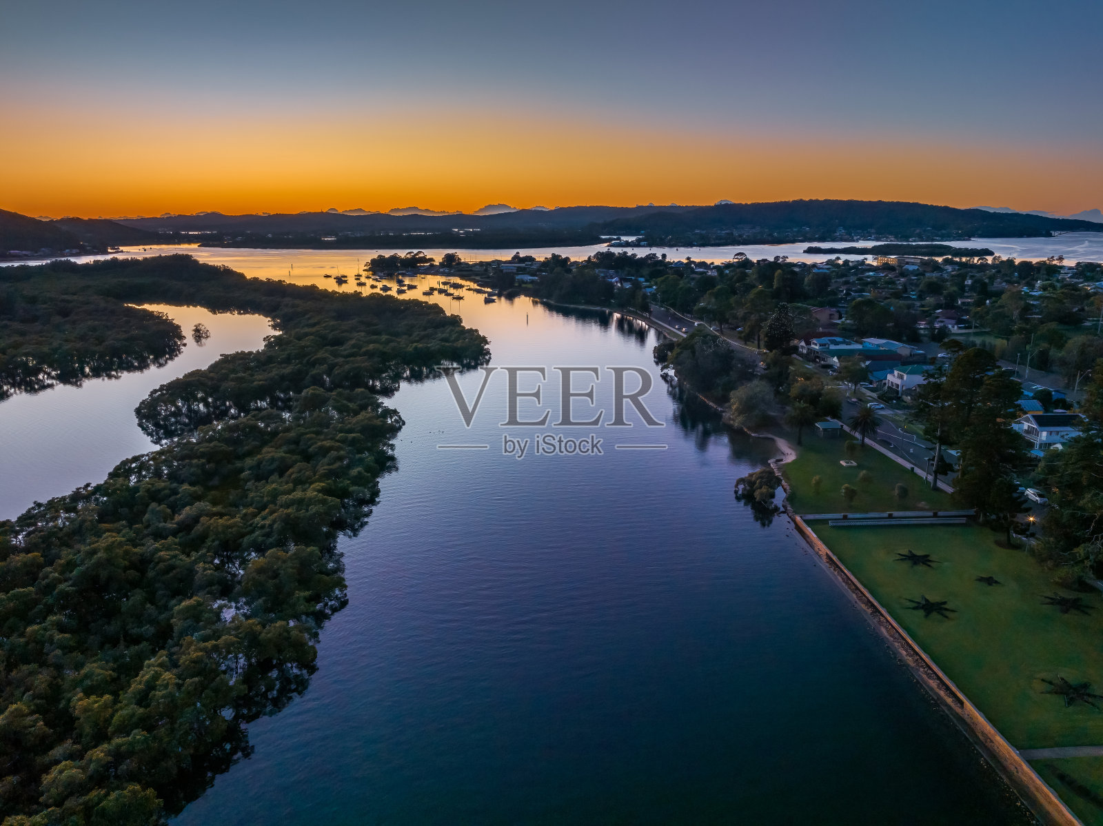 晴朗的天空在海滨日出照片摄影图片