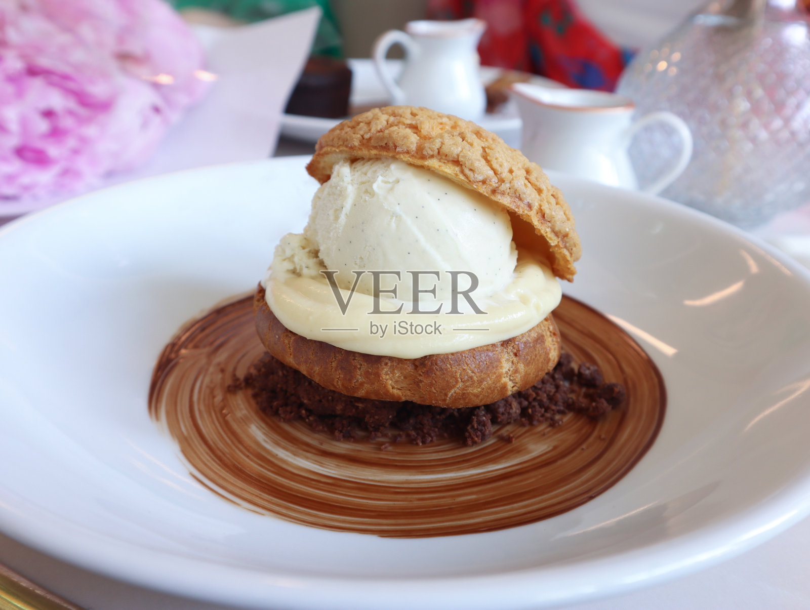 传统的法国profiterole在一个盘子里,上面有香草奶油和香草冰淇淋照片摄影图片