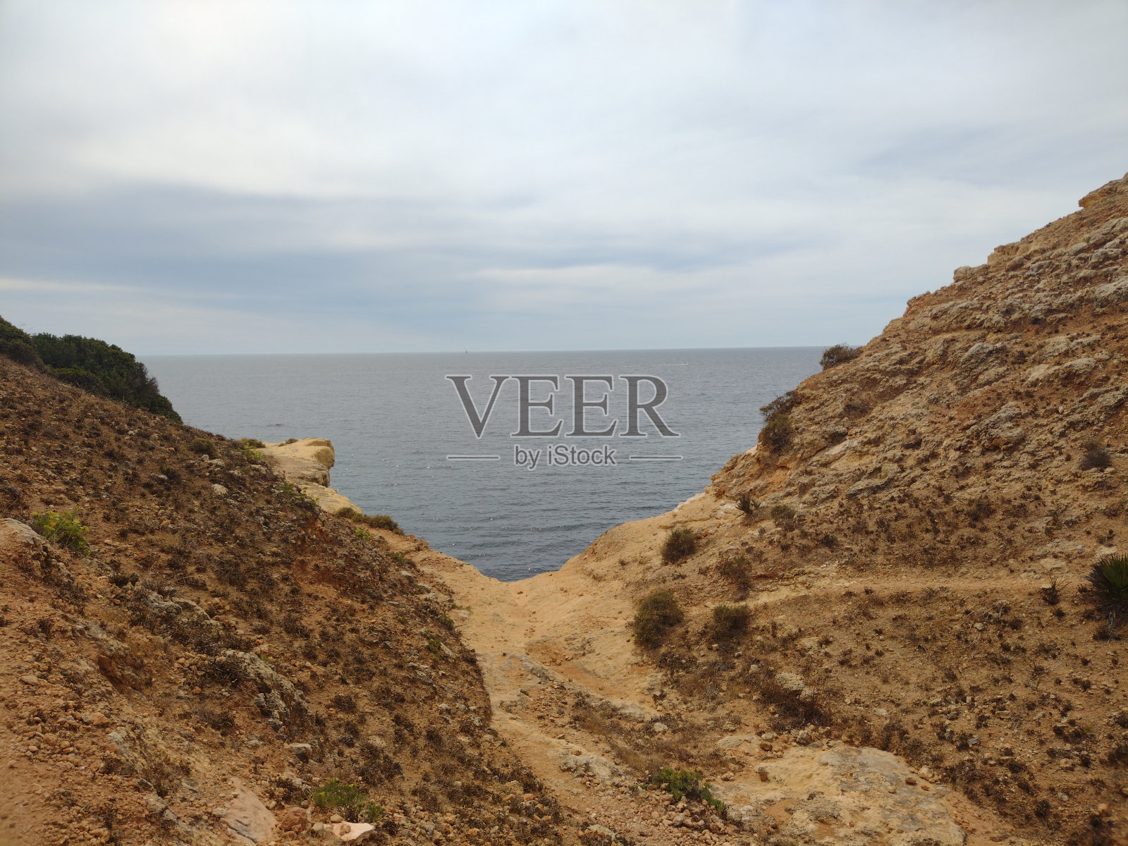 夏天漫步在沙滩上度假的景色卡沃埃罗渔村与美丽的海滩,阿尔加维,葡萄牙照片摄影图片