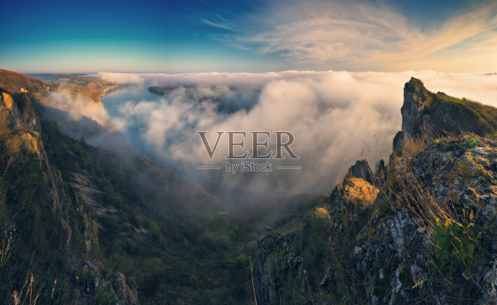 日出时美丽的秋景。风景如画的河流峡谷。乌克兰的性质照片摄影图片