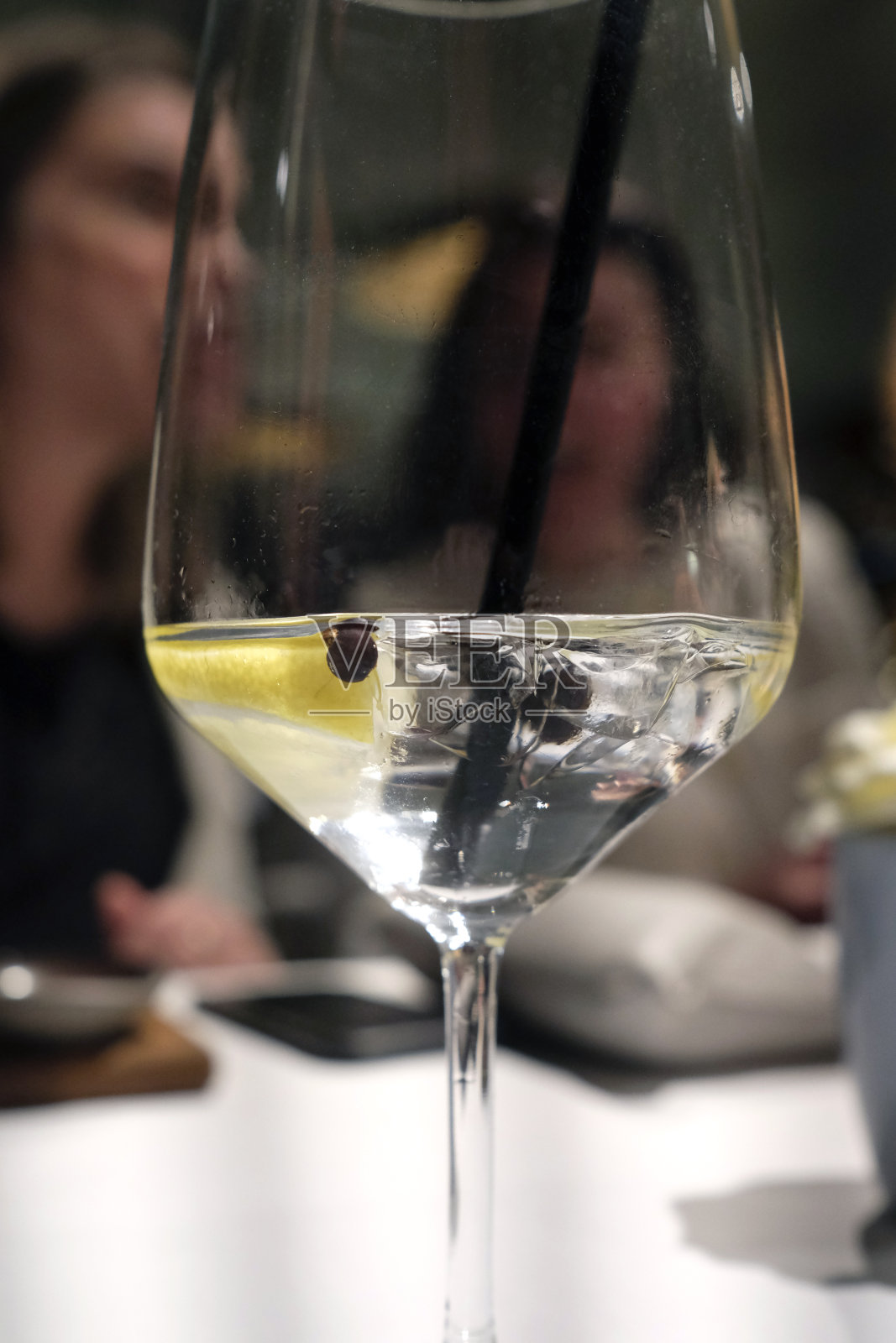 前景是一杯杜松子酒和奎宁水照片摄影图片