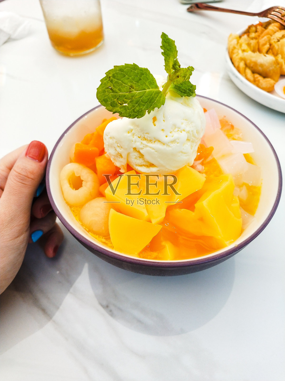 芒果和薄荷冰淇淋照片摄影图片