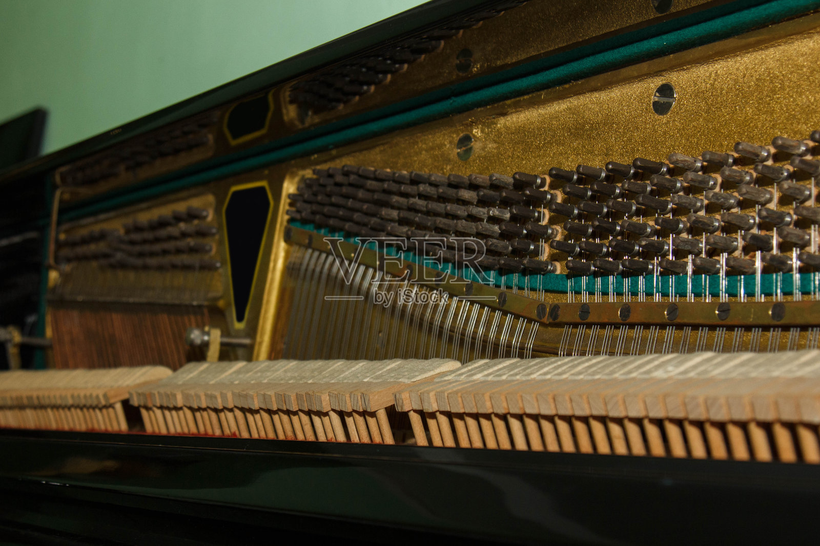 一架旧钢琴的内部部件特写-机械,琴弦。有选择性的重点。乐器的内部细节。照片摄影图片