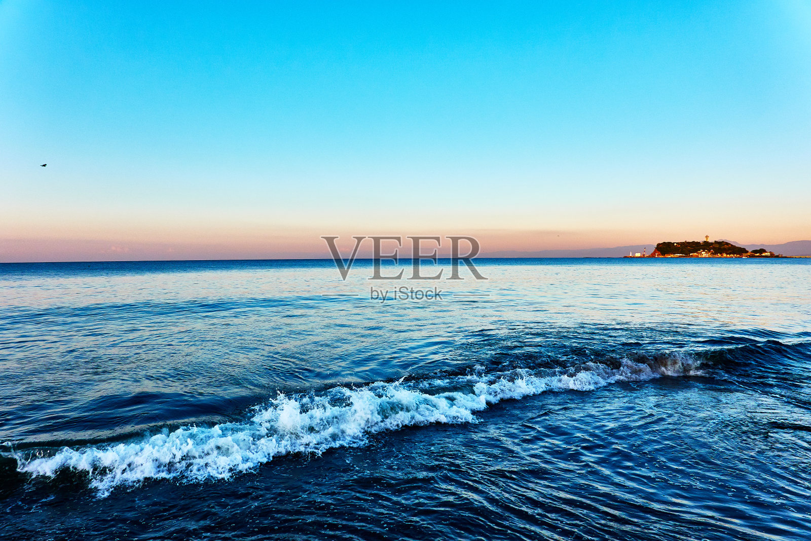 日出时,海滩对着阴沉的天空的美景照片摄影图片