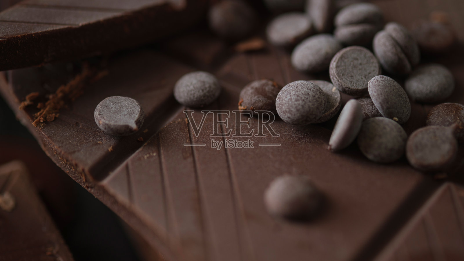 黑巧克力棒和巧克力片的特写镜头。照片摄影图片