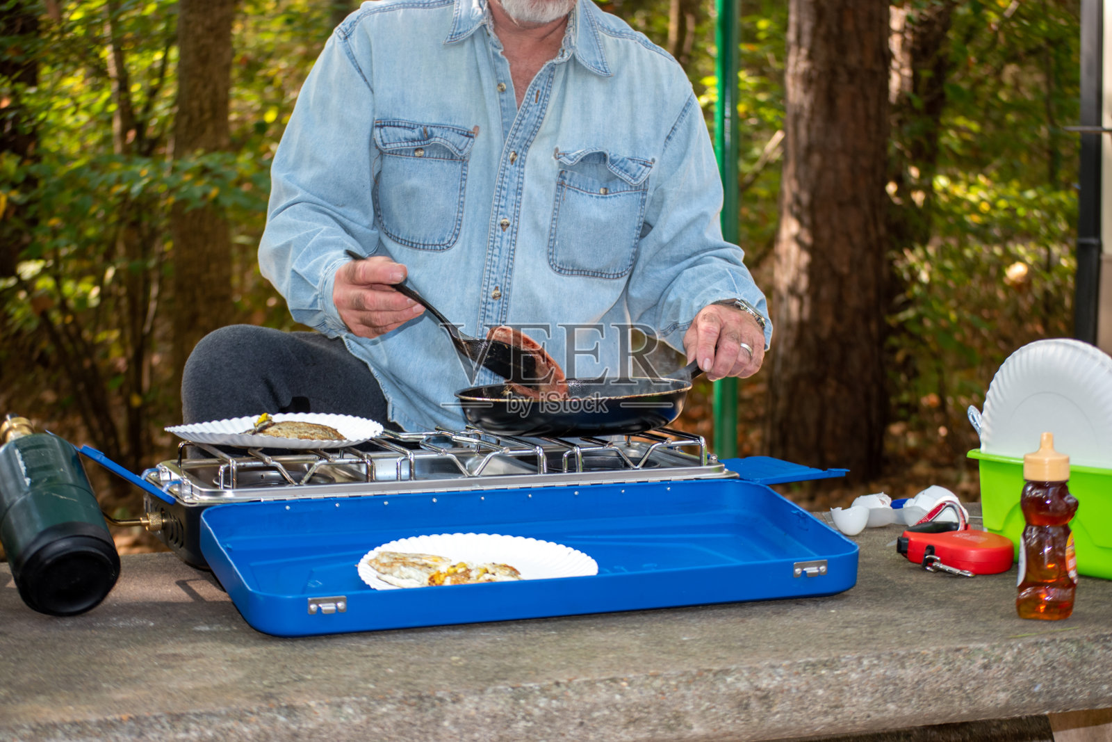 在室外煎锅里煎肉照片摄影图片