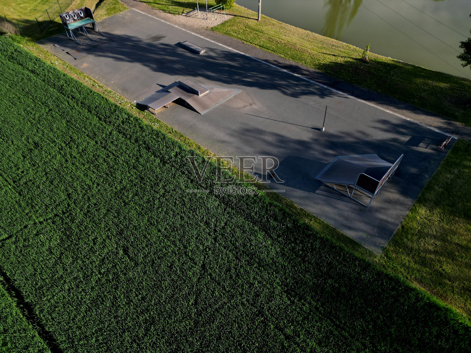 滑板公园以混凝土水泥为地面,有混凝土滑板障碍物照片摄影图片