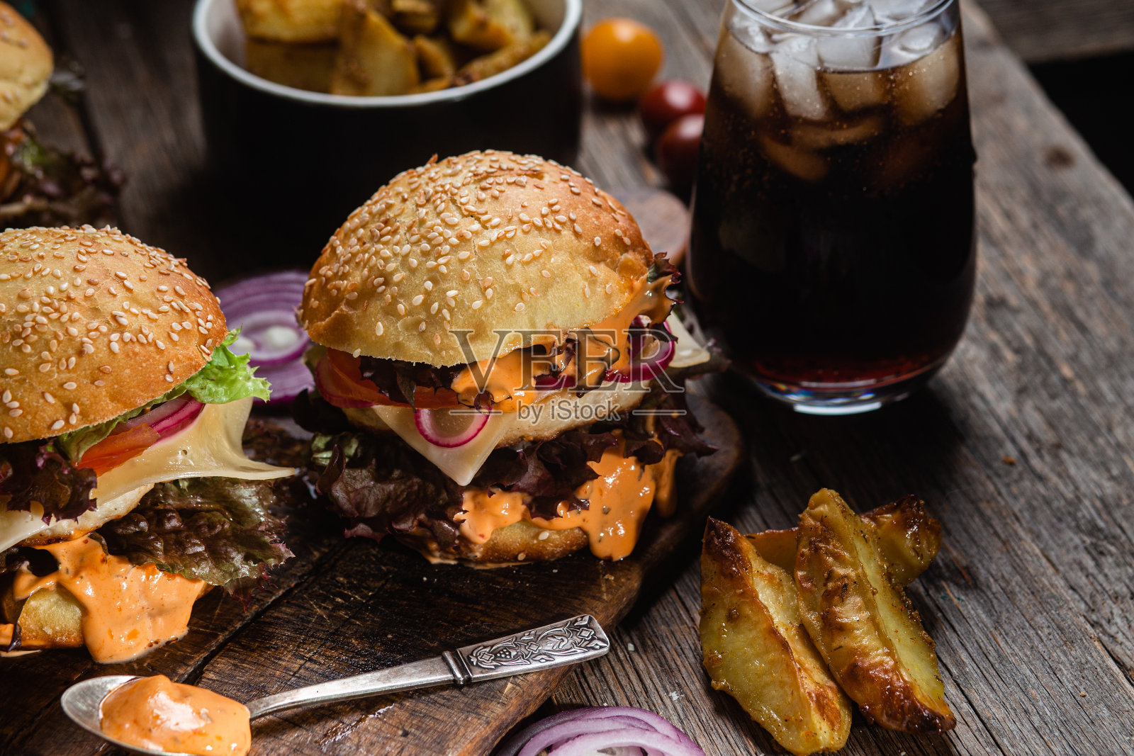 美味的汉堡和鸡肉排在木板上照片摄影图片