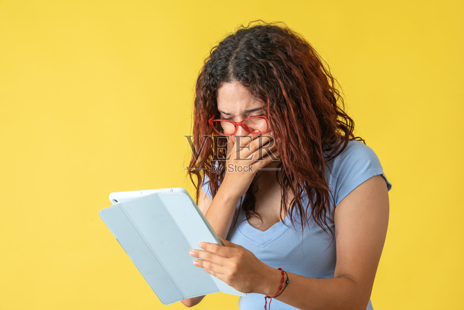 用平板电脑观看视频的年轻女子照片摄影图片