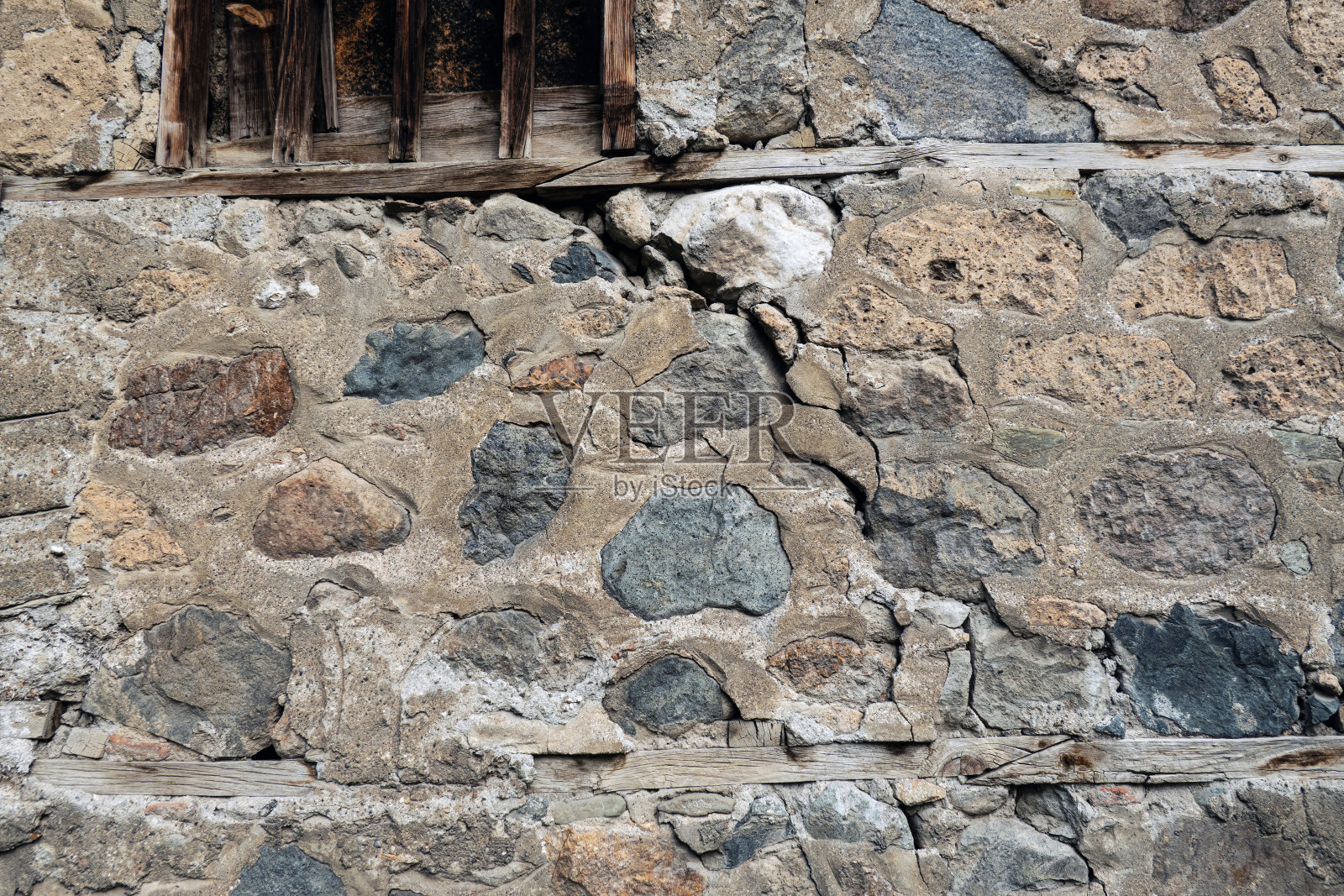 旧石危房墙体裂缝,应急住房照片摄影图片