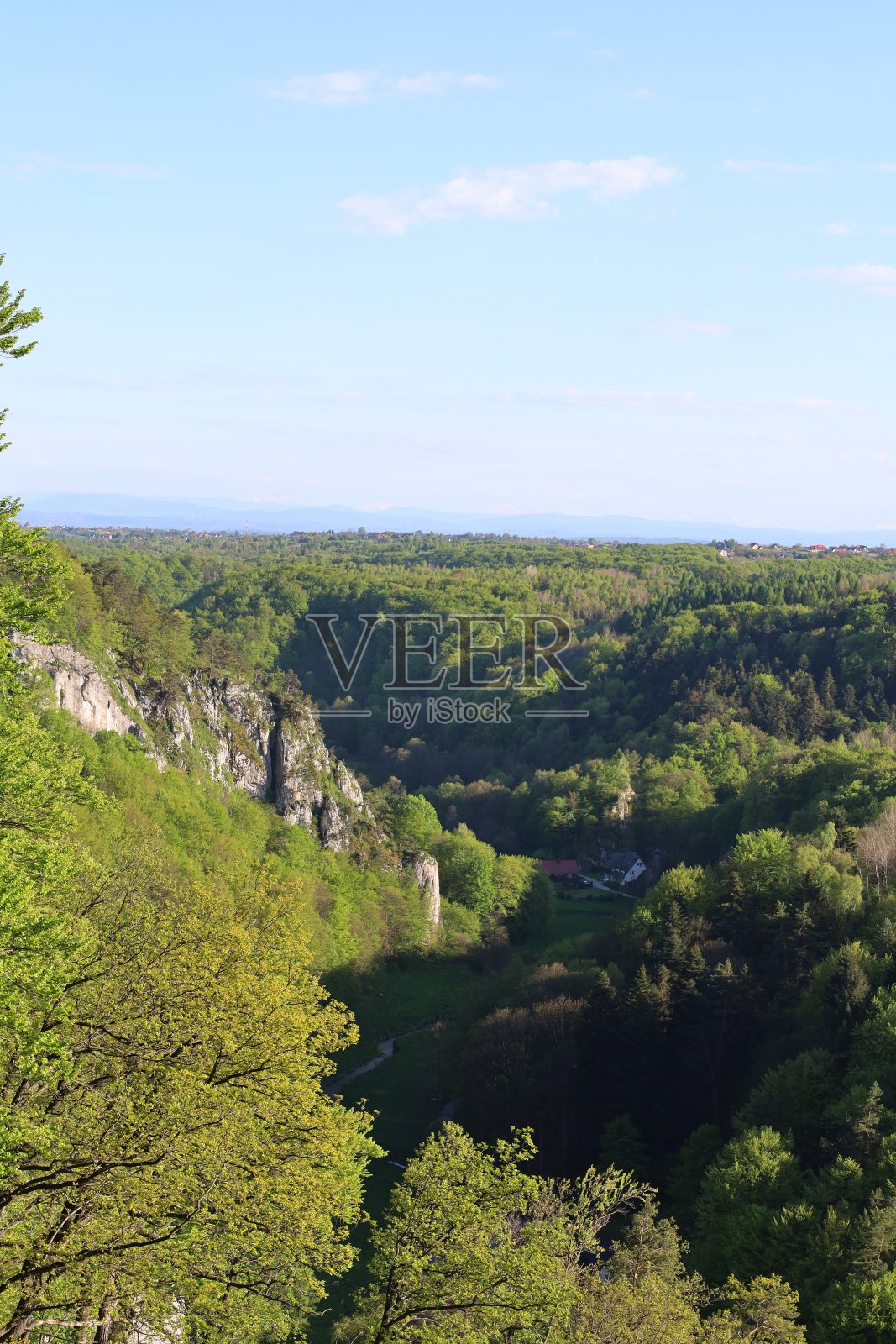 在波兰克拉科夫附近的深谷奥伊科国家公园徒步旅行时的景色照片摄影图片