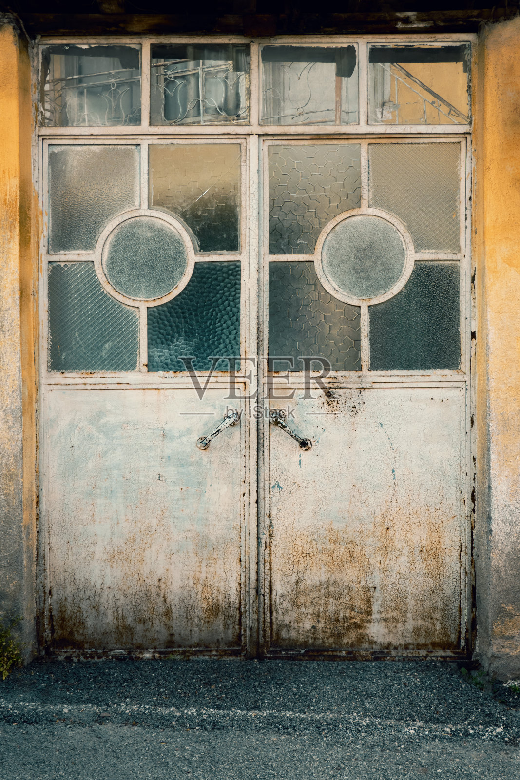 金属复古门与玻璃元素的前视图照片摄影图片