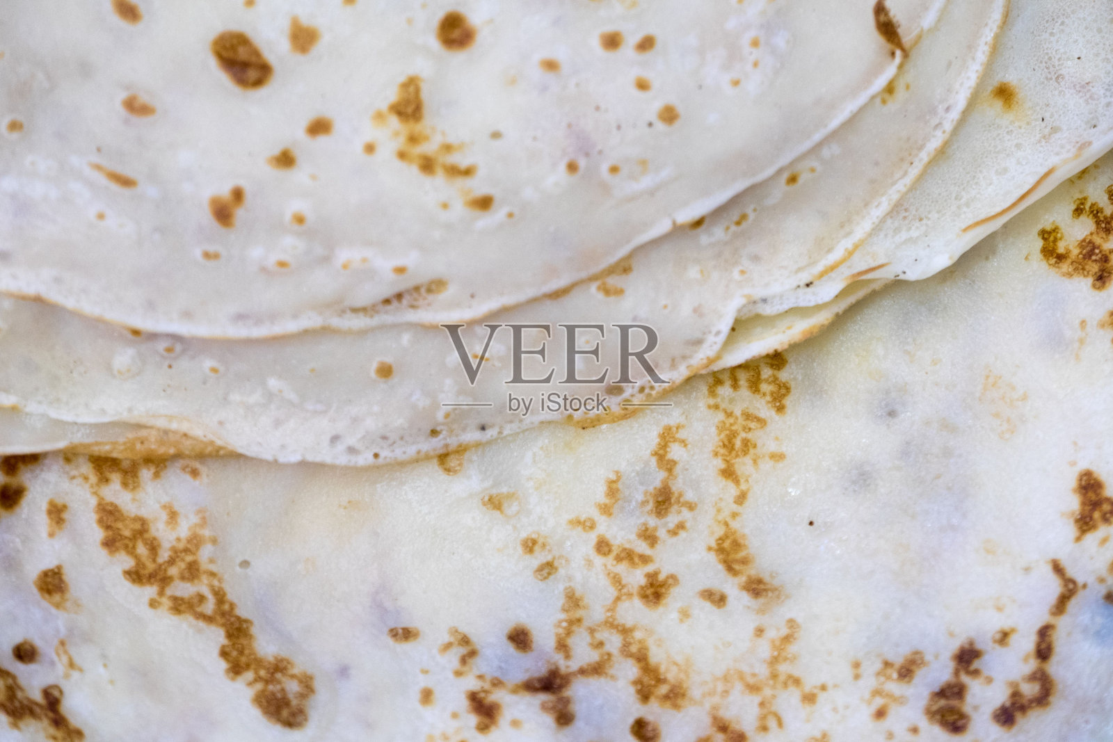 厨房里白色盘子里新鲜玉米饼的特写照片摄影图片